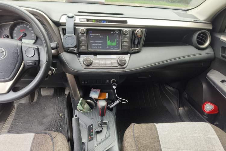Used Toyota RAV4 2015 2.0L CVT Two-Wheel Drive Fashion Edition Audio And AC Panel