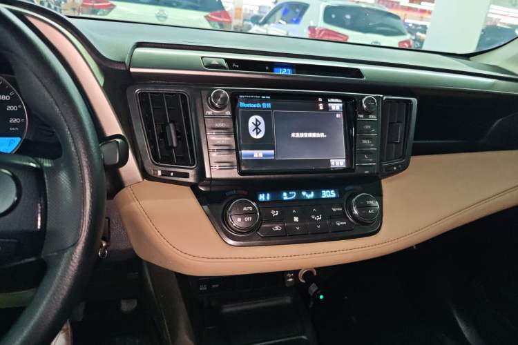 Used Toyota RAV4 2015 2.0L CVT Two-Wheel Drive Fashion Edition Audio And AC Panel