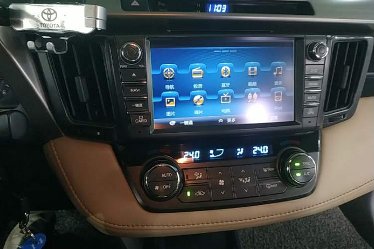 Used Toyota RAV4 2015 2.0L CVT Two-Wheel Drive Fashion Edition Audio And AC Panel