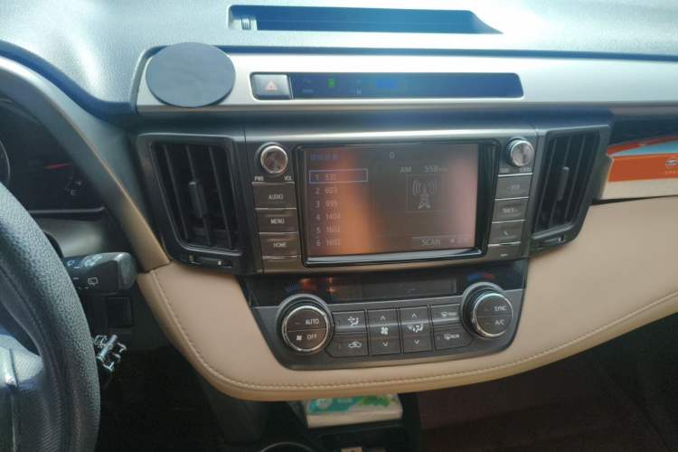 Used Toyota RAV4 2015 2.0L CVT Two-Wheel Drive Fashion Edition Audio And AC Panel