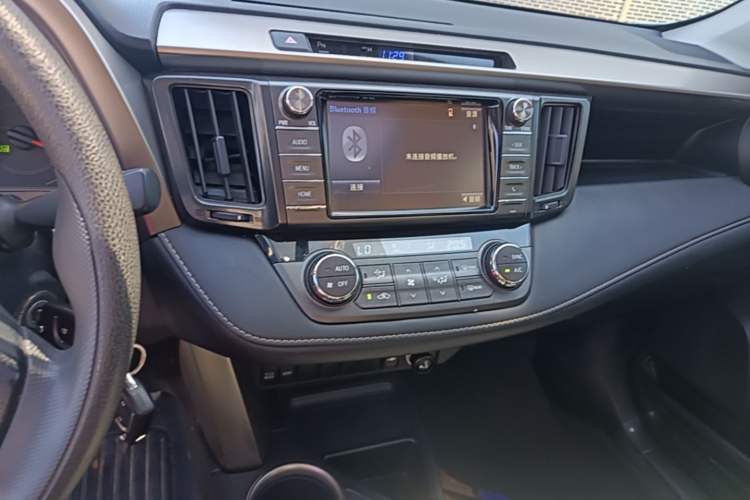 Used Toyota RAV4 2015 2.0L CVT Two-Wheel Drive Fashion Edition Audio And AC Panel