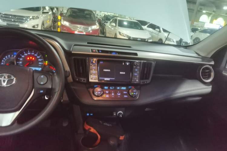 Used Toyota RAV4 2015 2.0L CVT Two-Wheel Drive Fashion Edition Audio And AC Panel