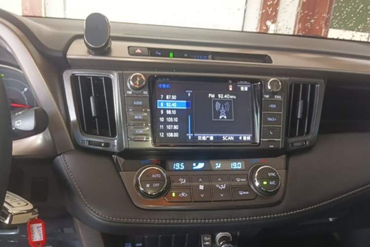 Used Toyota RAV4 2015 2.0L CVT Two-Wheel Drive Fashion Edition Audio And AC Panel