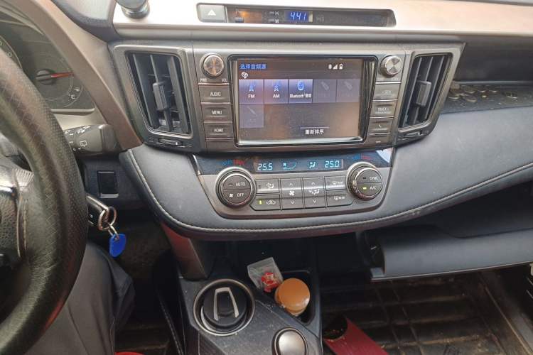 Used Toyota RAV4 2015 2.0L CVT Two-Wheel Drive Fashion Edition Audio And AC Panel