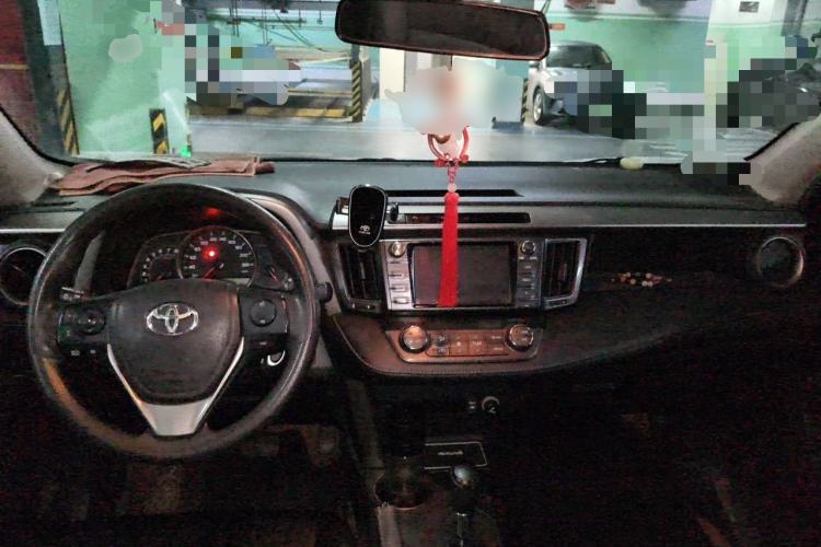 Used Toyota RAV4 2015 2.0L CVT Two-Wheel Drive Fashion Edition Center Console