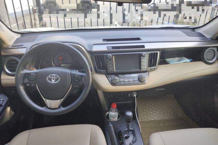 Used Toyota RAV4 2015 2.0L CVT Two-Wheel Drive Fashion Edition Center Console