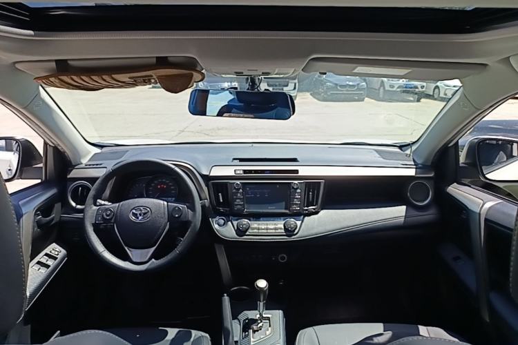 Used Toyota RAV4 2015 2.5L Automatic 4x4 Elite Edition Center Console