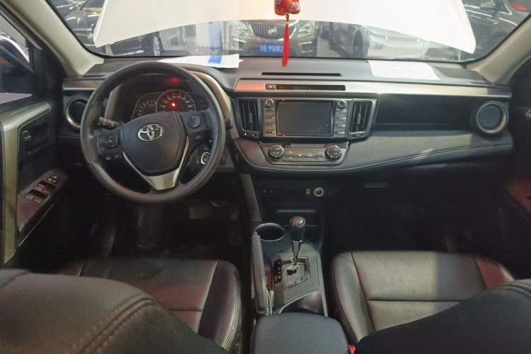 Used Toyota RAV4 2015 2.0L CVT Two-Wheel Drive Fashion Edition Center Console