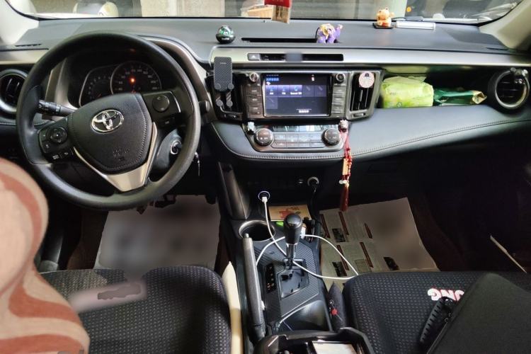 Used Toyota RAV4 2015 2.0L CVT Two-Wheel Drive Fashion Edition Center Console