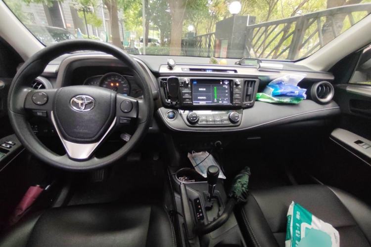Used Toyota RAV4 2015 2.0L CVT Two-Wheel Drive Fashion Edition Center Console
