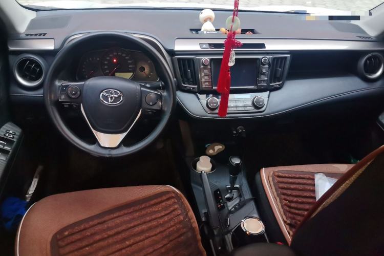 Used Toyota RAV4 2015 2.0L CVT Two-Wheel Drive Fashion Edition Center Console
