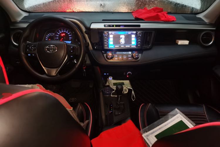 Used Toyota RAV4 2015 2.0L CVT Two-Wheel Drive Fashion Edition Center Console
