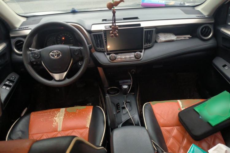 Used Toyota RAV4 2015 2.0L CVT Two-Wheel Drive Fashion Edition Center Console