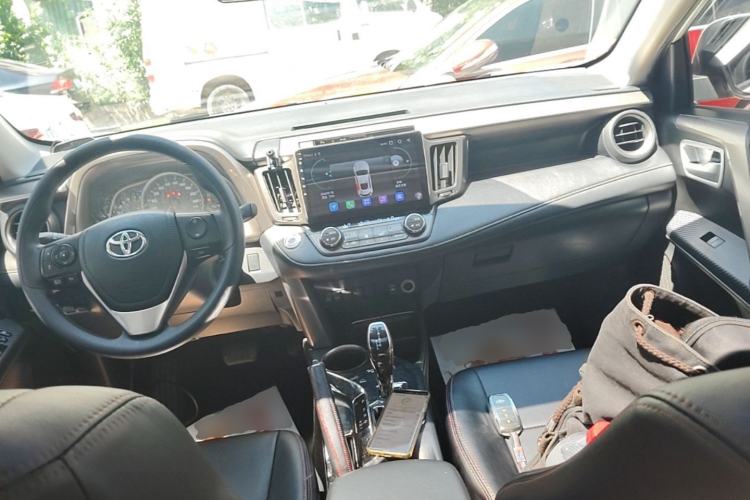 Used Toyota RAV4 2015 2.0L CVT Two-Wheel Drive Fashion Edition Center Console