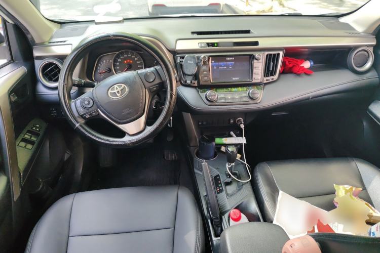Used Toyota RAV4 2015 2.0L CVT Two-Wheel Drive Fashion Edition Center Console
