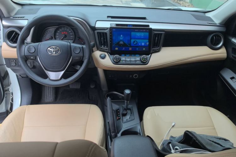 Used Toyota RAV4 2015 2.0L CVT Two-Wheel Drive Fashion Edition Center Console