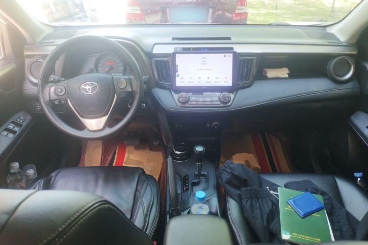 Used Toyota RAV4 2015 2.0L CVT Two-Wheel Drive Fashion Edition Center Console