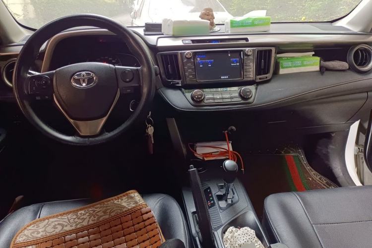 Used Toyota RAV4 2015 2.0L CVT Two-Wheel Drive Fashion Edition Center Console