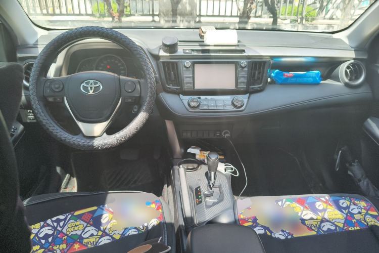 Used Toyota RAV4 2015 2.0L CVT Two-Wheel Drive Fashion Edition Center Console