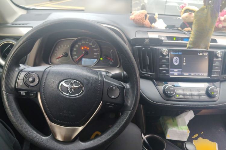 Used Toyota RAV4 2015 2.0L CVT Two-Wheel Drive Fashion Edition Center Console