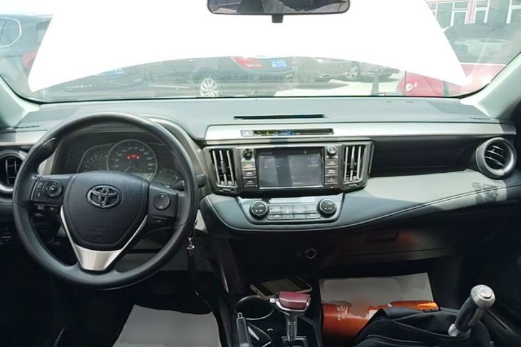 Used Toyota RAV4 2015 2.0L CVT Two-Wheel Drive Fashion Edition Center Console