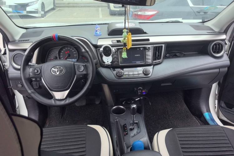 Used Toyota RAV4 2015 2.0L CVT Two-Wheel Drive Fashion Edition Center Console
