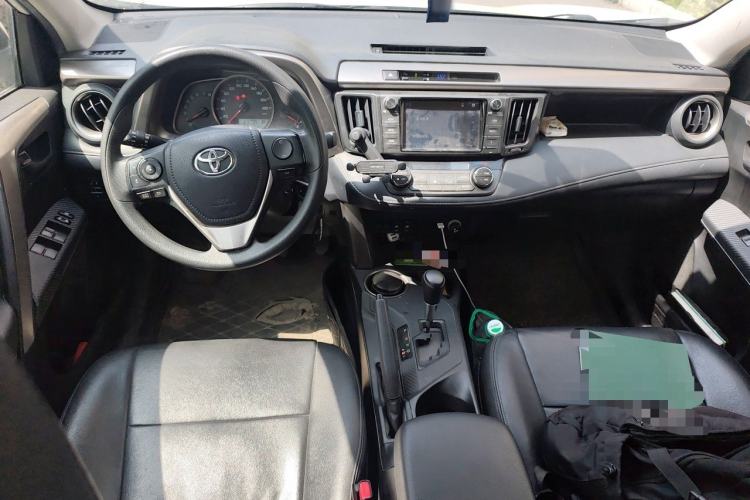 Used Toyota RAV4 2015 2.0L CVT Two-Wheel Drive Fashion Edition Center Console
