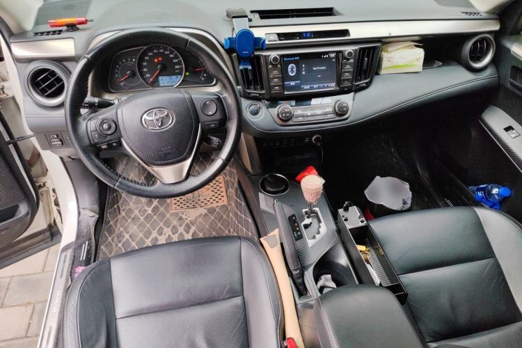 Used Toyota RAV4 2015 2.5L Automatic 4x4 Elite Edition Center Console