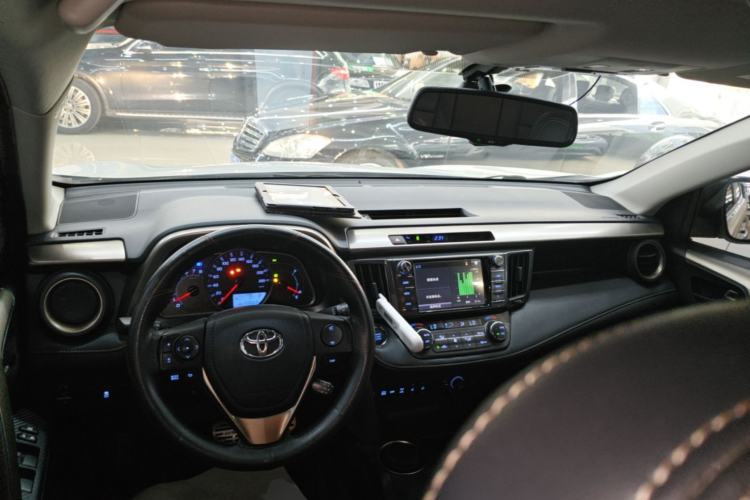 Used Toyota RAV4 2015 2.5L Automatic 4x4 Elite Edition Center Console