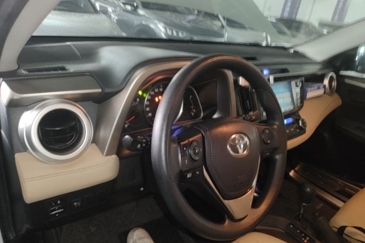Used Toyota RAV4 2015 2.0L CVT Two-Wheel Drive Fashion Edition Center Console
