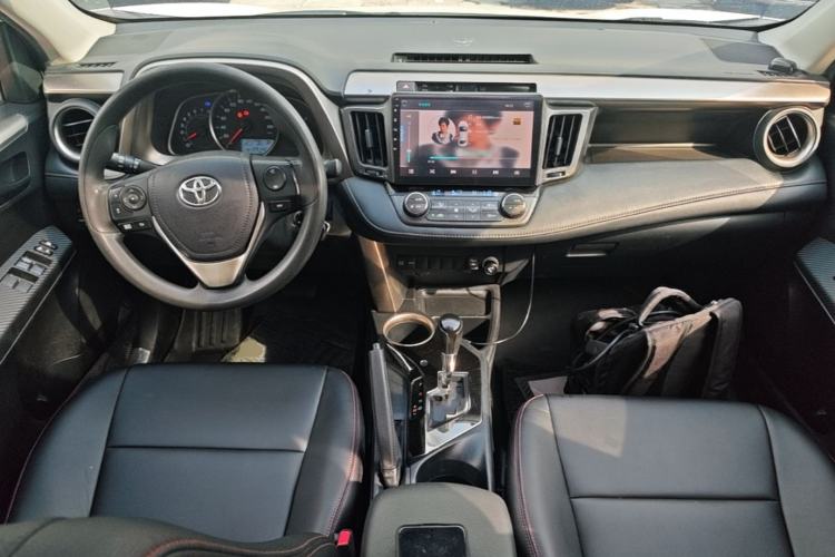 Used Toyota RAV4 2015 2.0L CVT Two-Wheel Drive Fashion Edition Center Console