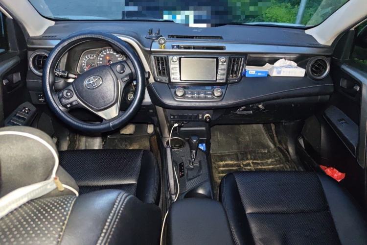 Used Toyota RAV4 2015 2.0L CVT Two-Wheel Drive Fashion Edition Center Console