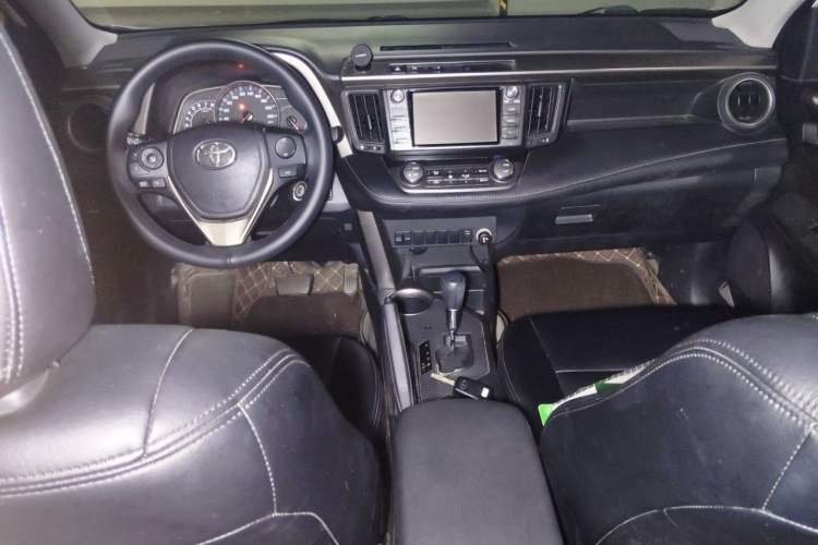 Used Toyota RAV4 2015 2.0L CVT Two-Wheel Drive Fashion Edition Center Console