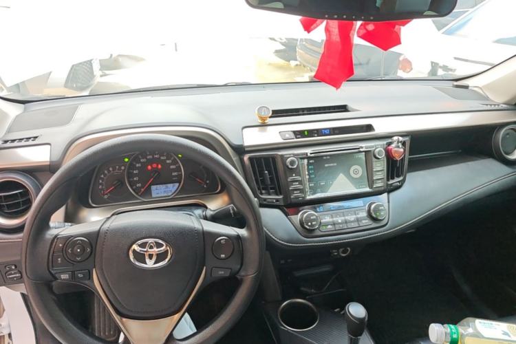 Used Toyota RAV4 2015 2.0L CVT Two-Wheel Drive Fashion Edition Center Console