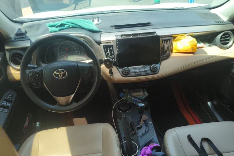 Used Toyota RAV4 2015 2.0L CVT Two-Wheel Drive Fashion Edition Center Console