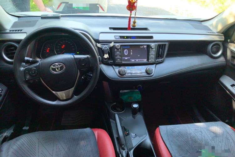 Used Toyota RAV4 2015 2.0L CVT Two-Wheel Drive Fashion Edition Center Console