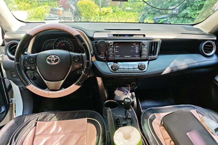 Used Toyota RAV4 2015 2.0L CVT Two-Wheel Drive Fashion Edition Center Console