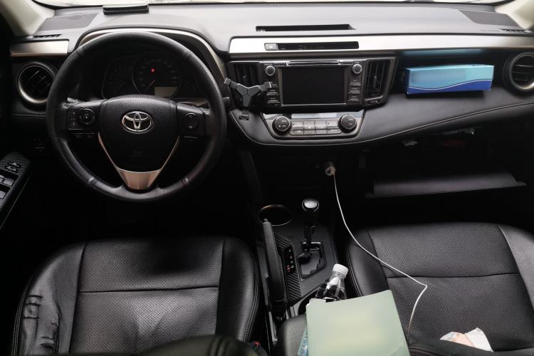 Used Toyota RAV4 2015 2.0L CVT Two-Wheel Drive Fashion Edition Center Console