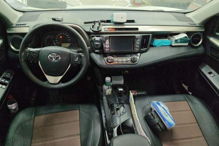 Used Toyota RAV4 2015 2.0L CVT Two-Wheel Drive Fashion Edition Center Console