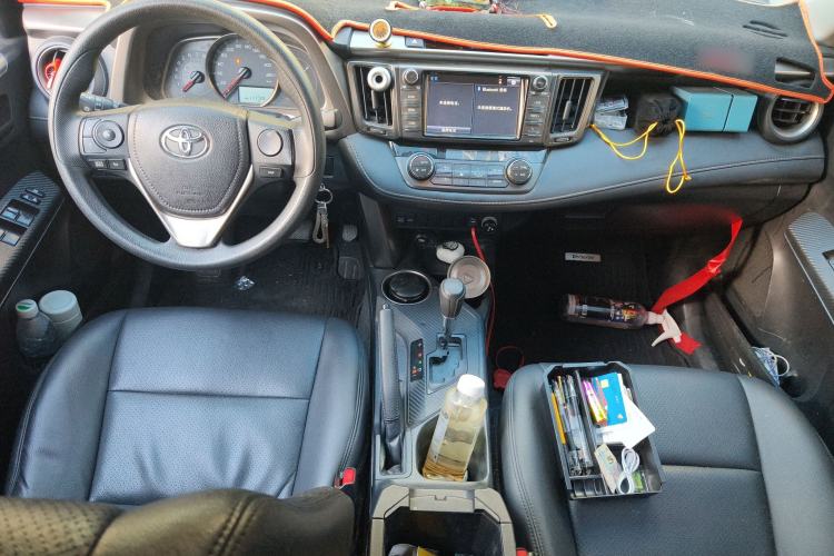 Used Toyota RAV4 2015 2.0L CVT Two-Wheel Drive Fashion Edition Center Console