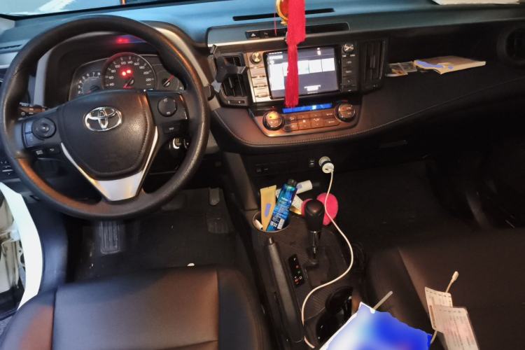 Used Toyota RAV4 2015 2.0L CVT Two-Wheel Drive Fashion Edition Center Console
