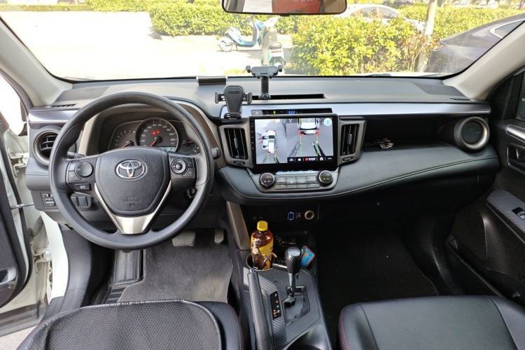 Used Toyota RAV4 2015 2.0L CVT Two-Wheel Drive Fashion Edition Center Console