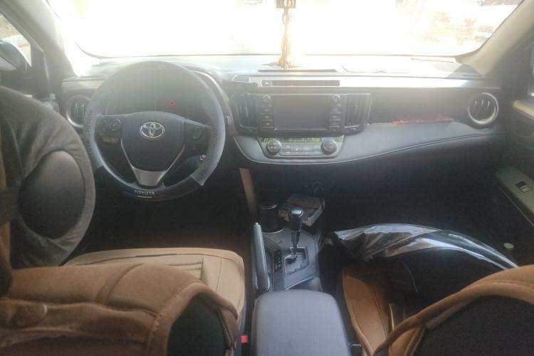 Used Toyota RAV4 2015 2.0L CVT Two-Wheel Drive Fashion Edition Center Console