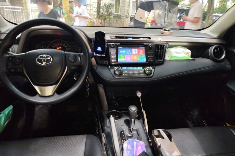 Used Toyota RAV4 2015 2.0L CVT Two-Wheel Drive Fashion Edition Center Console