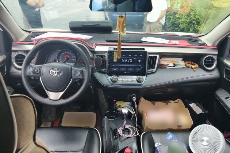 Used Toyota RAV4 2015 2.0L CVT Two-Wheel Drive Fashion Edition Center Console