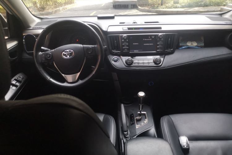 Used Toyota RAV4 2015 2.5L Automatic 4x4 Elite Edition Center Console