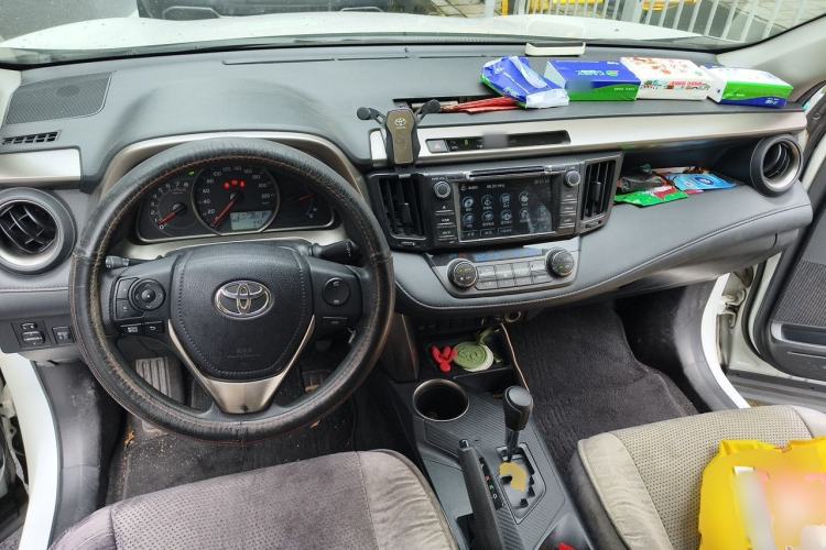 Used Toyota RAV4 2015 2.0L CVT Two-Wheel Drive Fashion Edition Center Console