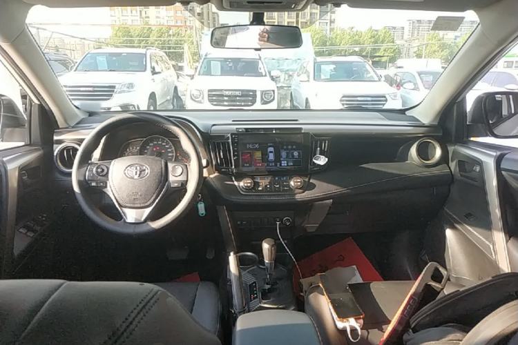 Used Toyota RAV4 2015 2.0L CVT Two-Wheel Drive Fashion Edition Center Console