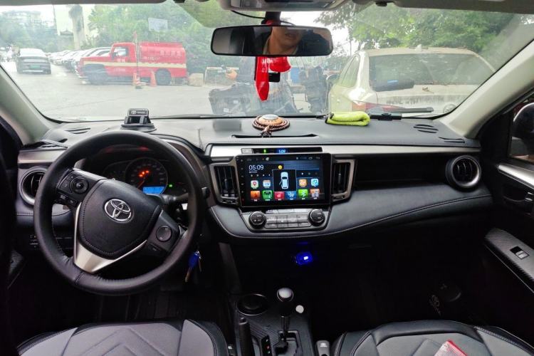 Used Toyota RAV4 2015 2.0L CVT Two-Wheel Drive Fashion Edition Center Console