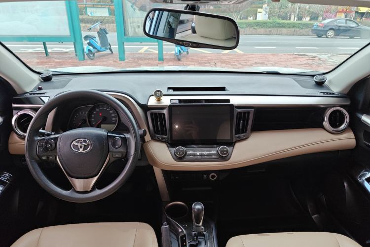 Used Toyota RAV4 2015 2.0L CVT Two-Wheel Drive Fashion Edition Center Console